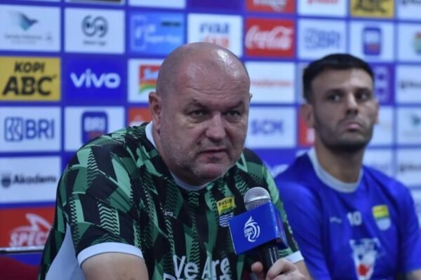 Berikut beberapa alternatif judul untuk “Pemain Persib Bandung Dibekali Latihan Individual Selama Liburan”:
1. “Pemain Persib Bandung Jalani Latihan Mandiri Saat Liburan”
2. “Latihan Individu untuk Pemain Persib Bandung Selama Masa Libur”
3. “Persib Bandung Siapkan Program Latihan Individu untuk Pemain di Liburan”
4. “Pemain Persib Bandung Dikenalkan pada Latihan Pribadi Saat Liburan”
5. “Liburan Tak Menjadi Alasan: Pemain Persib Bandung Latihan Individu”
6. “Maksimalkan Liburan: Pemain Persib Bandung Diberi Program Latihan Pribadi”
7. “Latihan Pribadi Pemain Persib Bandung: Mengasah Keterampilan di Saat Libur”
Pilihlah judul yang paling sesuai dengan konteks dan fokus artikel Anda! Berikut beberapa alternatif judul untuk "Pemain Persib Bandung Dibekali Latihan Individual Selama Liburan":
1. "Pemain Persib Bandung Jalani Latihan Mandiri Saat Liburan"
2. "Latihan Individu untuk Pemain Persib Bandung Selama Masa Libur"
3. "Persib Bandung Siapkan Program Latihan Individu untuk Pemain di Liburan"
4. "Pemain Persib Bandung Dikenalkan pada Latihan Pribadi Saat Liburan"
5. "Liburan Tak Menjadi Alasan: Pemain Persib Bandung Latihan Individu"
6. "Maksimalkan Liburan: Pemain Persib Bandung Diberi Program Latihan Pribadi"
7. "Latihan Pribadi Pemain Persib Bandung: Mengasah Keterampilan di Saat Libur"
Pilihlah judul yang paling sesuai dengan konteks dan fokus artikel Anda!