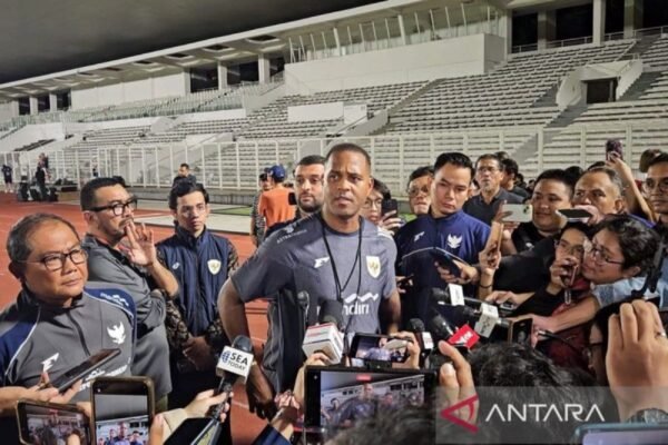 Here are some alternative titles for “Pratinjau Indonesia vs Bahrain: Saatnya kembali tampil pragmatis”:
1. “Analisis Pertandingan Indonesia vs Bahrain: Waktunya Kembali ke Pendekatan Pragmatik”
2. “Preview Indonesia vs Bahrain: Mengadopsi Strategi Pragmatis Kembali”
3. “Menjelang Indonesia vs Bahrain: Saatnya Memperkuat Taktik Pragmatik”
4. “Sambutan Indonesia vs Bahrain: Menggali Kembali Gaya Permainan Pragmatis”
5. “Rangkuman Indonesia vs Bahrain: Saatnya Menyusun Strategi yang Pragmatik”
Feel free to choose any of these or mix and match phrases to find the perfect title! Here are some alternative titles for "Pratinjau Indonesia vs Bahrain: Saatnya kembali tampil pragmatis":
1. "Analisis Pertandingan Indonesia vs Bahrain: Waktunya Kembali ke Pendekatan Pragmatik"
2. "Preview Indonesia vs Bahrain: Mengadopsi Strategi Pragmatis Kembali"
3. "Menjelang Indonesia vs Bahrain: Saatnya Memperkuat Taktik Pragmatik"
4. "Sambutan Indonesia vs Bahrain: Menggali Kembali Gaya Permainan Pragmatis"
5. "Rangkuman Indonesia vs Bahrain: Saatnya Menyusun Strategi yang Pragmatik"
Feel free to choose any of these or mix and match phrases to find the perfect title!