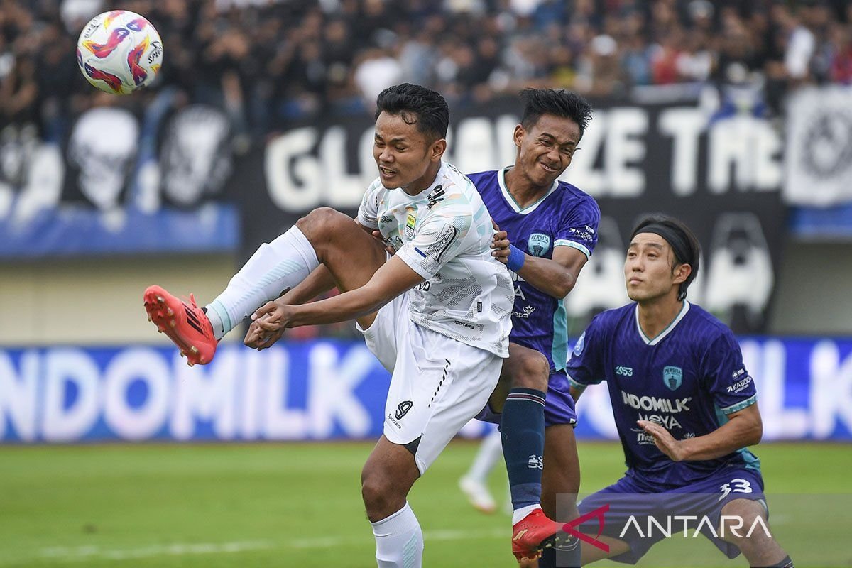 Judul alternatif yang bisa digunakan untuk "Persita Imbangi Persib dalam Drama Empat Gol" adalah:

"Pertarungan Seru: Persita dan Persib Berbagi Angka dalam Laga Empat Gol