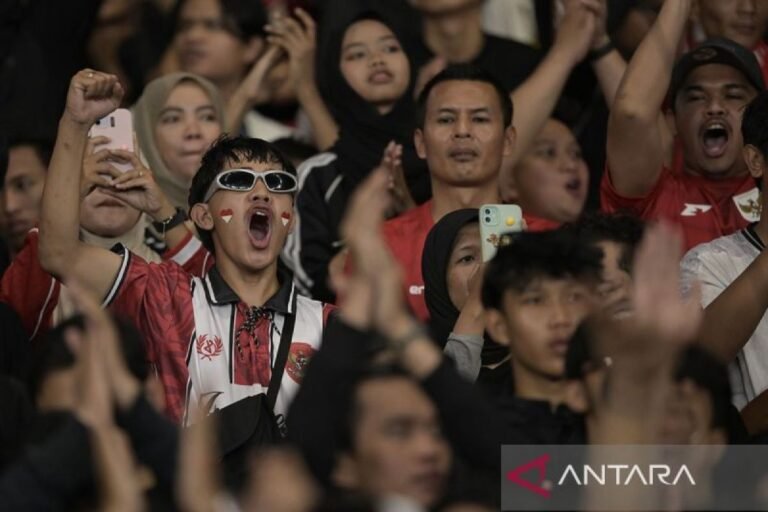 Tentu! Berikut beberapa alternatif judul untuk "God Bless dan Judika Bakar Semangat Penggemar Indonesia":

1. "God Bless dan Judika: Api Semangat untuk Penggemar Indonesia"
2. "Menggugah Semangat: God Bless Bersama Judika di Hati Penggemar Indonesia"
3. "God Bless dan Judika: Inspirasi yang Menciptakan Energi Positif Penggemar"
4. "Semangat Membara: God Bless dan Judika Kuatkan Cinta Penggemar Indonesia"
5. "Harmoni Energi: God Bless dan Judika Gelorakan Semangat di Tanah Air"

Semoga bermanfaat! Jika ada yang lain yang Anda butuhkan, silakan beri tahu.