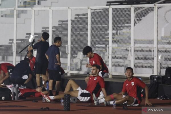 Berikut adalah beberapa alternatif judul untuk “Jens Raven dipastikan bisa bermain melawan Filipina”:
1. “Jens Raven Confirmed to Play Against the Philippines”
2. “Jens Raven Siap Berlaga Melawan Filipina”
3. “Kepastian: Jens Raven Akan Tampil Melawan Filipina”
4. “Jens Raven Dapat Dipastikan Ikut Bertanding Melawan Filipina”
5. “Jens Raven: Siap Menghadapi Filipina di Lapangan”
6. “Jens Raven: Tampil Kembali Saat Melawan Filipina”
7. “Pelatih Pastikan Jens Raven Bisa Main Kontra Filipina”
Silakan pilih salah satu yang cocok atau gunakan sebagai inspirasi! Berikut adalah beberapa alternatif judul untuk "Jens Raven dipastikan bisa bermain melawan Filipina":
1. "Jens Raven Confirmed to Play Against the Philippines"
2. "Jens Raven Siap Berlaga Melawan Filipina"
3. "Kepastian: Jens Raven Akan Tampil Melawan Filipina"
4. "Jens Raven Dapat Dipastikan Ikut Bertanding Melawan Filipina"
5. "Jens Raven: Siap Menghadapi Filipina di Lapangan"
6. "Jens Raven: Tampil Kembali Saat Melawan Filipina"
7. "Pelatih Pastikan Jens Raven Bisa Main Kontra Filipina"
Silakan pilih salah satu yang cocok atau gunakan sebagai inspirasi!