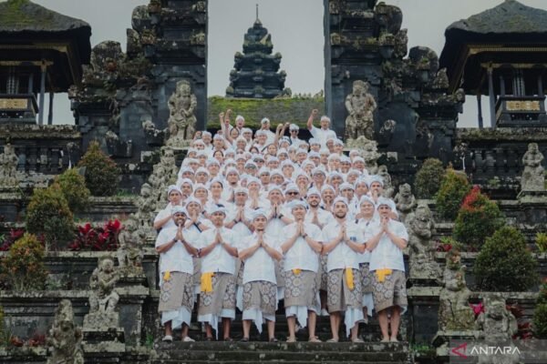 Berikut adalah beberapa alternatif judul untuk “Bali United Gelar Tradisi Spiritual Jelang Kompetisi 2025/2026”:
1. “Bali United Laksanakan Ritual Spiritual Sebelum Musim 2025/2026”
2. “Menyambut Musim 2025/2026, Bali United Adakan Tradisi Spiritualitas”
3. “Bali United Rayakan Tradisi Spiritual Menjelang Liga 2025/2026”
4. “Persiapan Musim Baru: Bali United Gelar Upacara Spiritual”
5. “Ritual Spiritual Bali United: Memupuk Semangat Jelang 2025/2026”
6. “Bali United Siapkan Tradisi Spiritual untuk Kompetisi 2025/2026”
7. “Menghadapi Liga 2025/2026, Bali United Gelar Acara Spiritual”
8. “Bali United Menjaga Tradisi Spiritual Jelang Kompetisi 2025/2026”
Semoga salah satu dari judul ini sesuai dengan yang Anda cari! Berikut adalah beberapa alternatif judul untuk "Bali United Gelar Tradisi Spiritual Jelang Kompetisi 2025/2026":
1. "Bali United Laksanakan Ritual Spiritual Sebelum Musim 2025/2026"
2. "Menyambut Musim 2025/2026, Bali United Adakan Tradisi Spiritualitas"
3. "Bali United Rayakan Tradisi Spiritual Menjelang Liga 2025/2026"
4. "Persiapan Musim Baru: Bali United Gelar Upacara Spiritual"
5. "Ritual Spiritual Bali United: Memupuk Semangat Jelang 2025/2026"
6. "Bali United Siapkan Tradisi Spiritual untuk Kompetisi 2025/2026"
7. "Menghadapi Liga 2025/2026, Bali United Gelar Acara Spiritual"
8. "Bali United Menjaga Tradisi Spiritual Jelang Kompetisi 2025/2026"
Semoga salah satu dari judul ini sesuai dengan yang Anda cari!