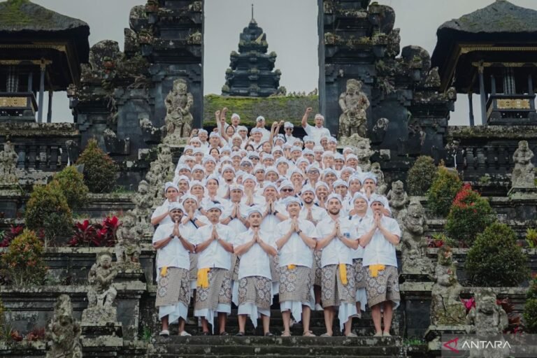 Berikut adalah beberapa alternatif judul untuk "Bali United Gelar Tradisi Spiritual Jelang Kompetisi 2025/2026":

1. "Bali United Laksanakan Ritual Spiritual Sebelum Musim 2025/2026"
2. "Menyambut Musim 2025/2026, Bali United Adakan Tradisi Spiritualitas"
3. "Bali United Rayakan Tradisi Spiritual Menjelang Liga 2025/2026"
4. "Persiapan Musim Baru: Bali United Gelar Upacara Spiritual"
5. "Ritual Spiritual Bali United: Memupuk Semangat Jelang 2025/2026"
6. "Bali United Siapkan Tradisi Spiritual untuk Kompetisi 2025/2026"
7. "Menghadapi Liga 2025/2026, Bali United Gelar Acara Spiritual"
8. "Bali United Menjaga Tradisi Spiritual Jelang Kompetisi 2025/2026"

Semoga salah satu dari judul ini sesuai dengan yang Anda cari!