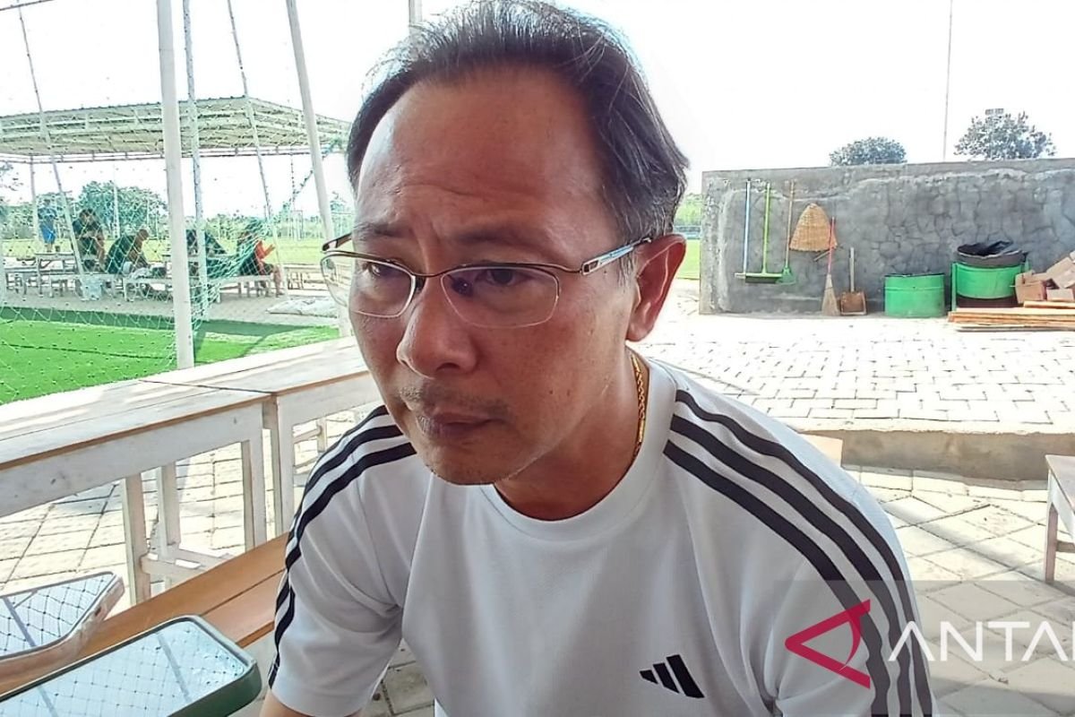 Berikut adalah beberapa alternatif judul untuk "Persik Bangun Konsistensi Pemain Saat Pertandingan":

1. "Persik Membangun Stabilitas Permainan di Lapangan"
2. "Konsistensi Pemain Persik: Kunci Sukses di Setiap Pertandingan"
3. "Mengasah Performa: Persik Fokus pada Konsistensi Tim"
4. "Persik Tingkatkan Kualitas Permainan Melalui Konsistensi"
5. "Membangun Tim Solid: Upaya Persik dalam Menciptakan Konsistensi"
6. "Persik Berupaya Ciptakan Penampilan Konsisten di Setiap Laga"
7. "Strategi Konsistensi: Persik Memperkuat Pertandingan Tim"
8. "Peningkatan Konsistensi Pemain Jadi Prioritas Persik di Setiap Pertandingan"

Silakan pilih judul yang paling sesuai dengan kebutuhan Anda!