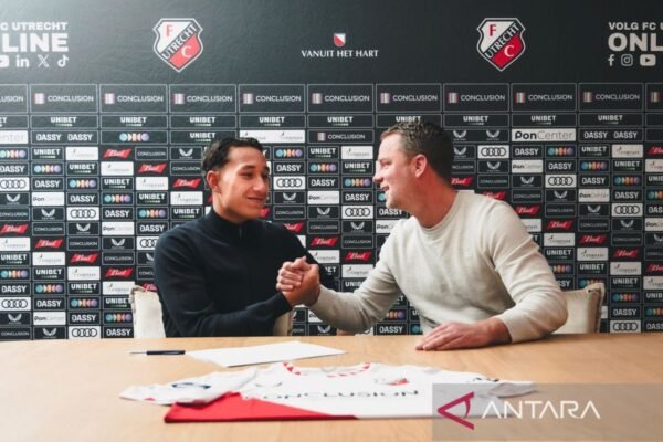 Berikut adalah beberapa alternatif judul untuk "Profil Mauro Zijlstra dan Miliano Jonathans, Calon Pemain Indonesia":

1. "Mengenal Mauro Zijlstra dan Miliano Jonathans: Bintang Masa Depan Sepak Bola Indonesia"
2. "Profil Dua Talenta: Mauro Zijlstra dan Miliano Jonathans di Dunia Sepak Bola Indonesia"
3. "Mauro Zijlstra dan Miliano Jonathans: Calon Kunci Kesuksesan Sepak Bola Indonesia"
4. "Mauro Zijlstra dan Miliano Jonathans: Siapa Mereka dalam Berita Sepak Bola Indonesia?"
5. "Potensi Baru di Lapangan Hijau: Profil Mauro Zijlstra dan Miliano Jonathans"
6. "Calon Pemain Indonesia: Mengupas Kisah Mauro Zijlstra dan Miliano Jonathans"
7. "Duo Bintang: Profil Mauro Zijlstra dan Miliano Jonathans, Harapan Sepak Bola Indonesia"
8. "Mewujudkan Mimpi: Profil Calon Pemain Indonesia Mauro Zijlstra dan Miliano Jonathans"

Semoga alternatif judul ini bermanfaat!
