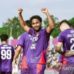 Tentu! Berikut adalah alternatif judul untuk "Williams Lugo jadi 'Player of the Match'":

1. "Williams Lugo Dikenal Sebagai 'Pemain Terbaik Pertandingan'"
2. "Williams Lugo Mengukir Prestasi: 'Pemain Terbaik' Dipilih"
3. "Williams Lugo Dinobatkan sebagai 'Pemain Unggulan Pertandingan'"
4. "Williams Lugo: Bintang Pertandingan Malam Ini"
5. "Williams Lugo, Sang 'Pemain Terbaik' dalam Laga Menentukan"

Silakan pilih atau modifikasi sesuai kebutuhan!
