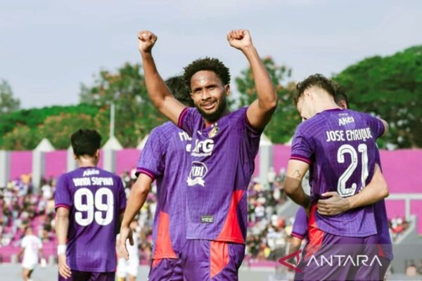 Tentu! Berikut adalah alternatif judul untuk "Williams Lugo jadi 'Player of the Match'":

1. "Williams Lugo Dikenal Sebagai 'Pemain Terbaik Pertandingan'"
2. "Williams Lugo Mengukir Prestasi: 'Pemain Terbaik' Dipilih"
3. "Williams Lugo Dinobatkan sebagai 'Pemain Unggulan Pertandingan'"
4. "Williams Lugo: Bintang Pertandingan Malam Ini"
5. "Williams Lugo, Sang 'Pemain Terbaik' dalam Laga Menentukan"

Silakan pilih atau modifikasi sesuai kebutuhan!