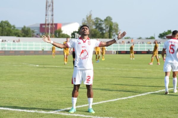 Here are some alternative titles for "Strategi pelatih Malut United berhasil redam Bhayangkara":

1. "Taktik Cerdik Pelatih Malut United Bungkam Bhayangkara"
2. "Keberhasilan Strategi Pelatih Malut United Mengatasi Bhayangkara"
3. "Pelatih Malut United Terapkan Strategi Jitu untuk Tundukkan Bhayangkara"
4. "Strategi Andalan Pelatih Malut United Menangkal Ancaman Bhayangkara"
5. "Kecerdikan Pelatih Malut United: Kunci Kemenangan atas Bhayangkara"
6. "Taktik Efektif Malut United untuk Mengalahkan Bhayangkara"
7. "Strategi Pelatih Malut United: Resep Sukses Melawan Bhayangkara"
8. "Pelatih Malut United: Menerapkan Strategi Jitu untuk Redam Bhayangkara"
9. "Keberhasilan Taktik Pelatih Malut United dalam Menghadapi Bhayangkara"
10. "Malut United: Strategi Pelatih yang Berhasil Menangkal Bhayangkara"

Feel free to choose any of these or mix elements from them to create your own title!