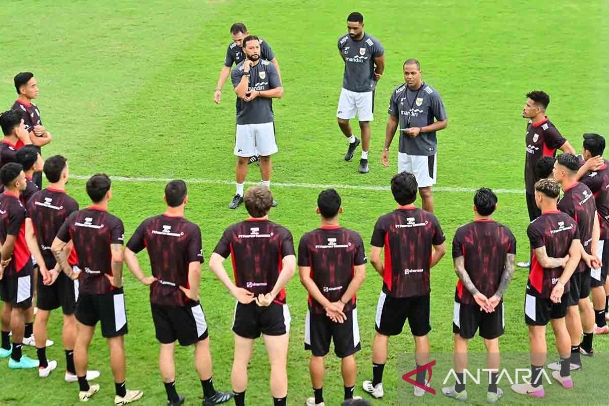 Tentu! Berikut adalah beberapa alternatif judul untuk berita tentang Patrick Kluivert setelah PSSI mengakhiri kontraknya:

1. "Perpisahan Kluivert: PSSI Resmi Akhiri Kerja Sama"
2. "Patrick Kluivert dan PSSI: Babak Baru Usai Kesepakatan Berakhir"
3. "Kluivert Berpisah dengan PSSI: Apa Langkah Selanjutnya?"
4. "PSSI dan Patrick Kluivert: Akhir yang Tak Terduga"
5. "Kluivert Tinggalkan PSSI: Refleksi dan Harapan ke Depan"
6. "Resmi: PSSI Akhiri Kontrak dengan Patrick Kluivert"
7. "Patrick Kluivert: Mengucapkan Selamat Tinggal kepada PSSI"

Anda dapat memilih judul yang paling sesuai dengan konteks yang diinginkan!