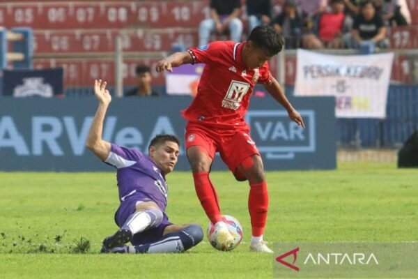 Ezra Walian Dipastikan Diragukan untuk Tampil Melawan Persijap Jepara Ezra Walian Dipastikan Diragukan untuk Tampil Melawan Persijap Jepara